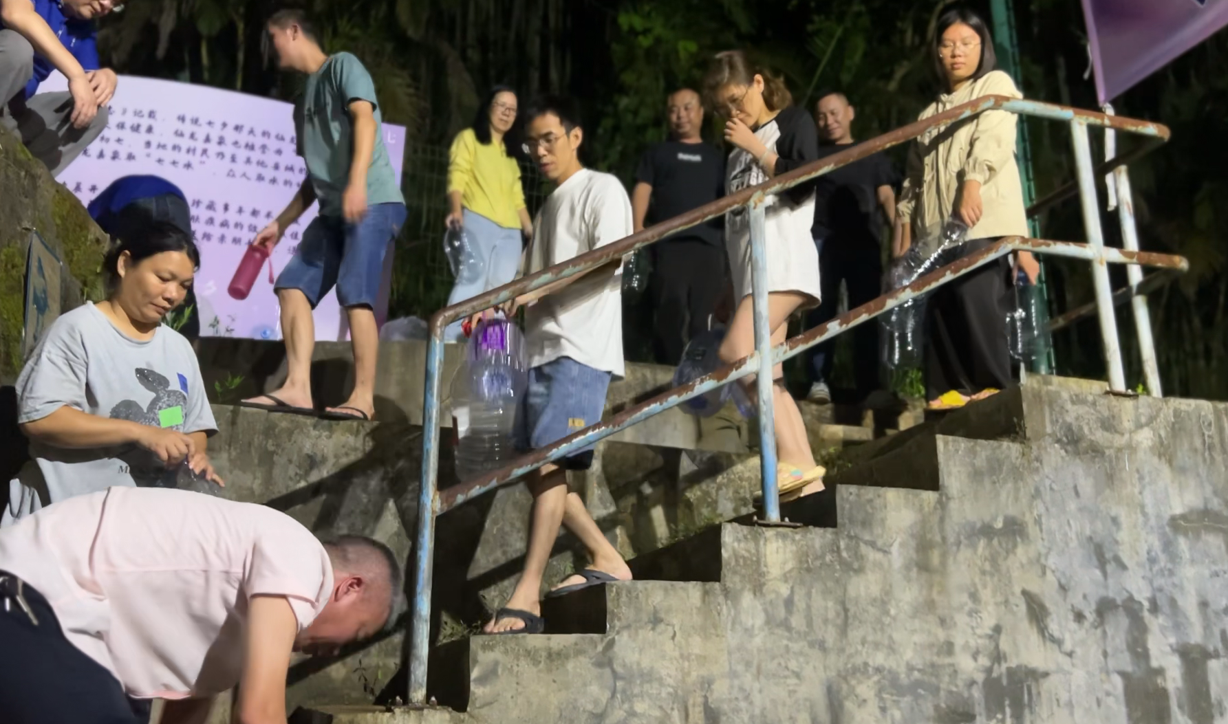 傳承仙龍嘉泉“七七水”習(xí)俗，益力集團(tuán)相伴村民凌晨取水